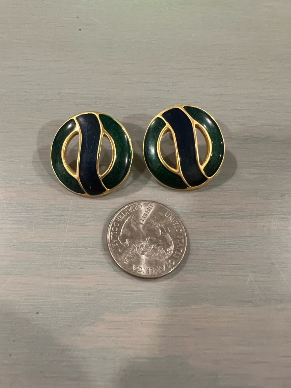 Vintage retro gold toned round earrings